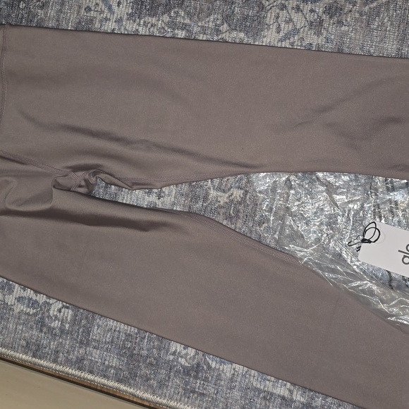 Alo Yoga FLAW 7/8 High-Waist Airlift Legging In Mushroom Small $134 *Minor FLAW* - Picture 15 of 16